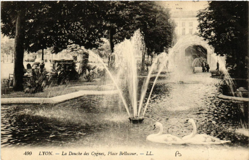 Carte postale ancienne Lyon-La Douche des Cygnes Place Bellecour à Lyon