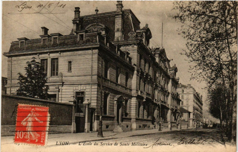 Carte postale ancienne Lyon-L'Ecole du Service de Sante Militaire à Lyon