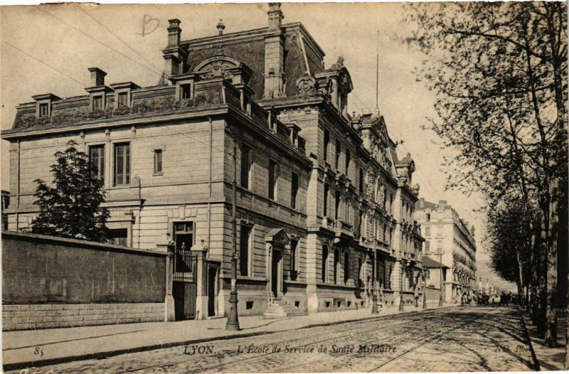 Carte postale ancienne Lyon-L'Ecole de Service de Sante Militaire à Lyon