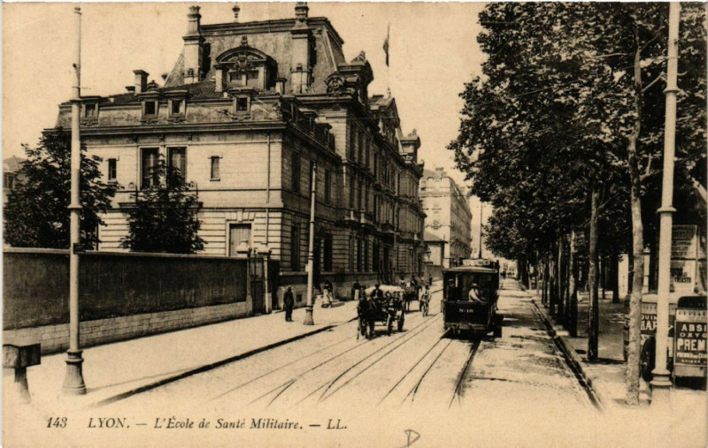 Carte postale ancienne Lyon-L'Ecole de Sante Militaire à Lyon