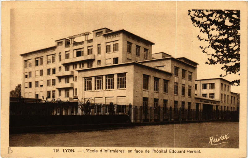 Carte postale ancienne Lyon-L'Ecole d'Infirmieres en face de l'hopital Edouard-Herriot à Lyon