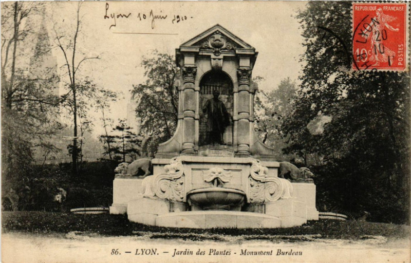 Carte postale ancienne Lyon-Jardin des Plantes Monument Burdeau à Lyon
