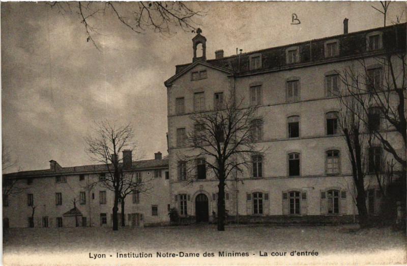 Carte postale ancienne Lyon-Inst. Notre-Dame des Minimes La cour d'entrée à Lyon