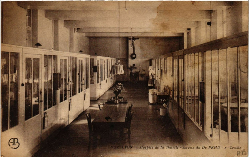 Carte postale ancienne Lyon-Hospice de la Charite à Lyon