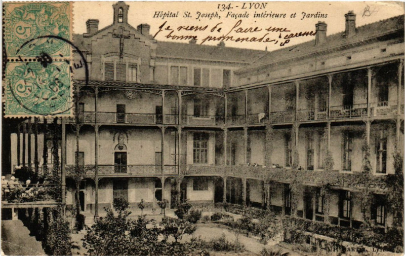 Carte postale ancienne Lyon-Hopital St-Joseph Facade interieure et Jardins à Lyon