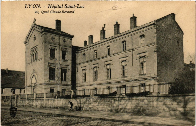 Carte postale ancienne Lyon-Hopital St-Luc Quai Claude-Bernard à Lyon