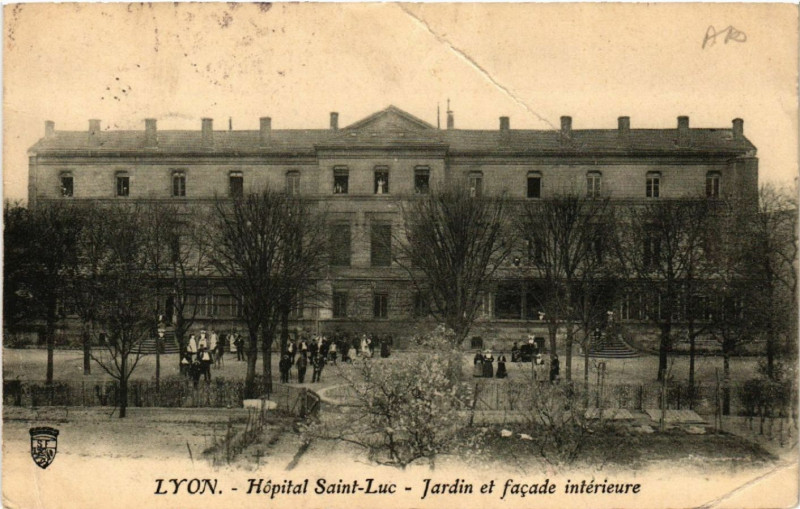 Carte postale ancienne Lyon-Hopital St-Luc Jardin et facade interieure à Lyon