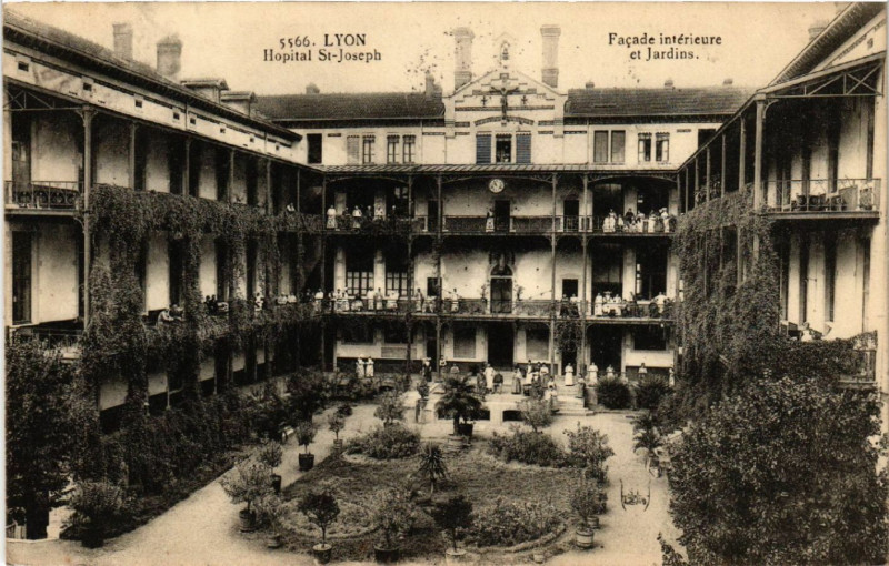 Carte postale ancienne Lyon-Hopital St-Joseph Facade interieure et Jardins à Lyon