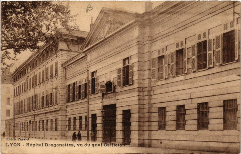 Carte postale ancienne Lyon-Hopital Desgenettes vu du quai Gailleton à Lyon