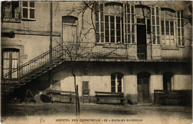 Carte postale ancienne Lyon-Hopital des Chartreux Escalier Exterieur à Lyon