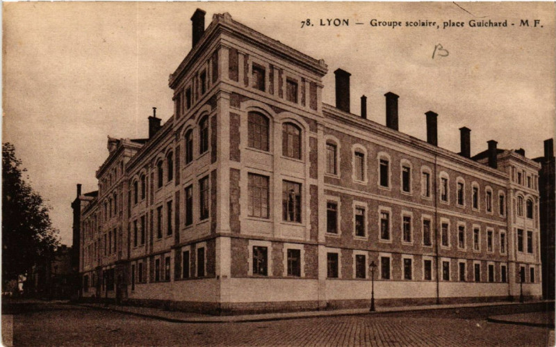 Carte postale ancienne Lyon-Groupe scolaire place Guichard à Lyon