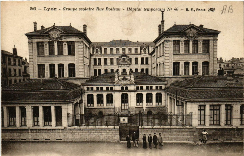 Carte postale ancienne Lyon-Groupe scolaire Rue Boileau Hopital temporaire à Lyon