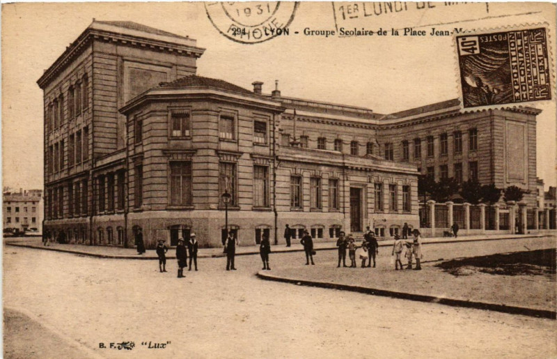 Carte postale ancienne Lyon-Groupe Scolaire de la Place à Lyon