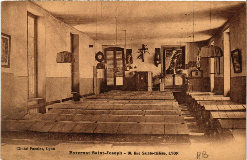 Carte postale ancienne Lyon-Externat St-Joseph Rue Ste-Helene à Lyon