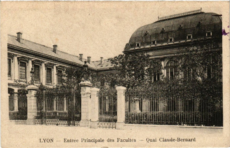 Carte postale ancienne Lyon-Entrée Principale des Facultes Quai Claude-Bernard à Lyon