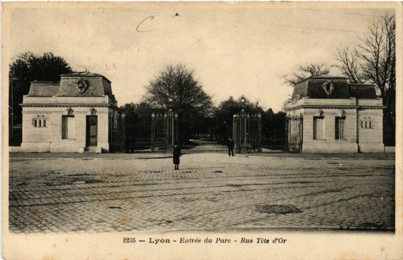 Carte postale ancienne Lyon-Entrée du Parc Rue Tete d'Or à Lyon