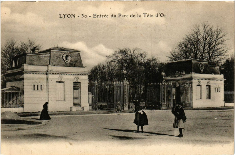 Carte postale ancienne Lyon-Entrée du Parc de la Tete d'Or à Lyon