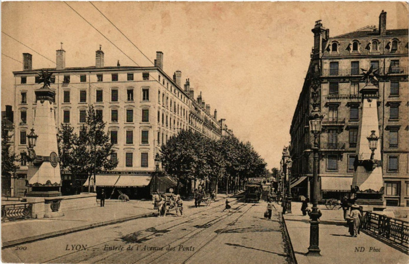 Carte postale ancienne Lyon-Entrée de l'Avenue des Ponts à Lyon