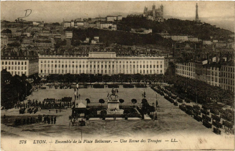 Carte postale ancienne Lyon-Ensemble de la Place Bellecour Une Revue des Troupes à Lyon
