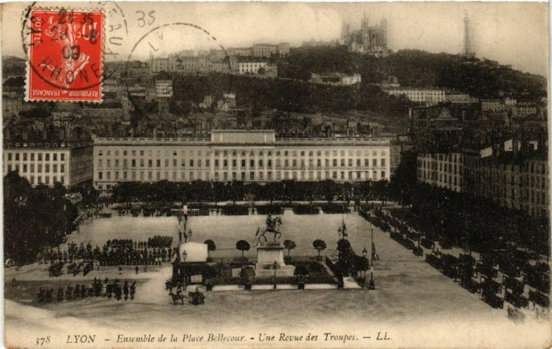Carte postale ancienne Lyon-Ensemble de la Place Bellecour Une Revue des Troupes à Lyon
