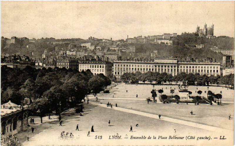 Carte postale ancienne Lyon-Ensemble de la Place Bellecour à Lyon