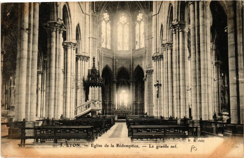 Carte postale ancienne Lyon-Eglise de la Redemption La grande nef à Lyon