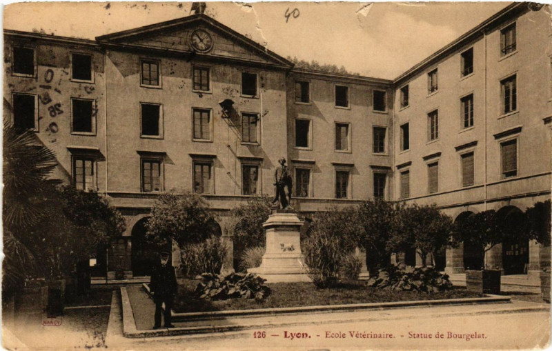 Carte postale ancienne Lyon-Ecole Veterinaire Statue de Bourgelat à Lyon
