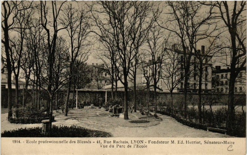 Carte postale ancienne Lyon-Ecole professionnelle des Blesses Rue Rachais-Lyon à Lyon