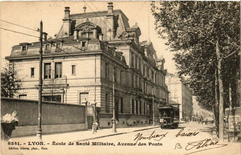 Carte postale ancienne Lyon-Ecole de Sante Militaire Avenue des Ponts à Lyon