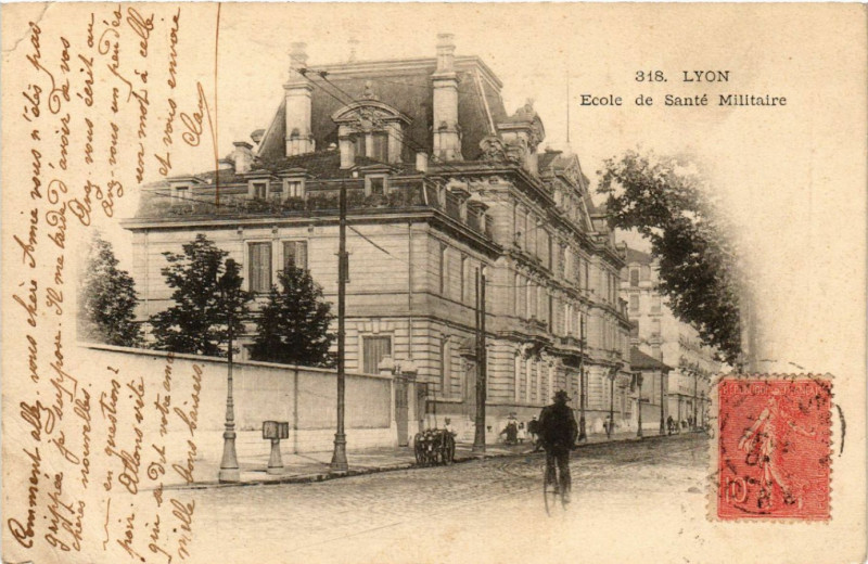 Carte postale ancienne Lyon-Ecole de Sante Militaire à Lyon