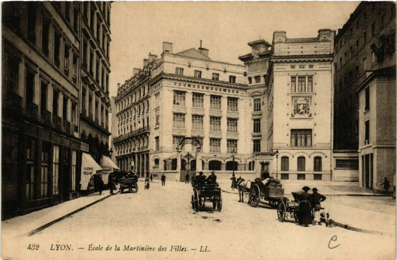 Carte postale ancienne Lyon-Ecole de la Martiniere des Filles à Lyon