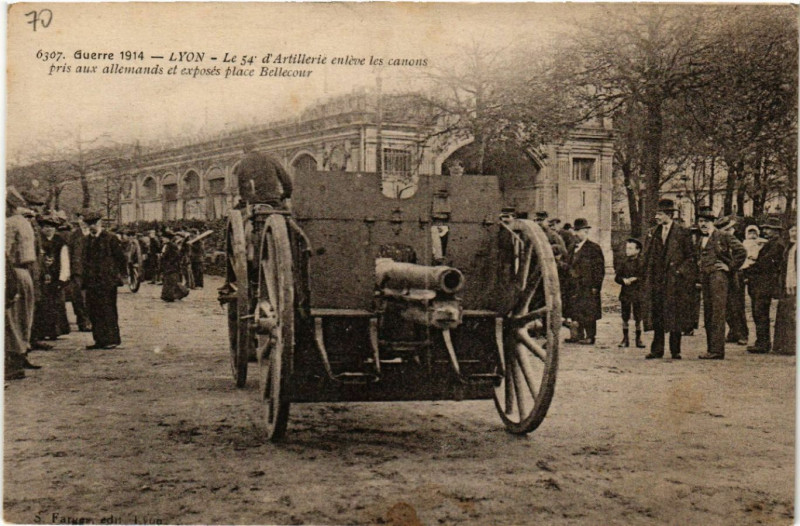 Carte postale ancienne Lyon-d'artillerie enleve les canons pris aux allemands et exposes à Lyon