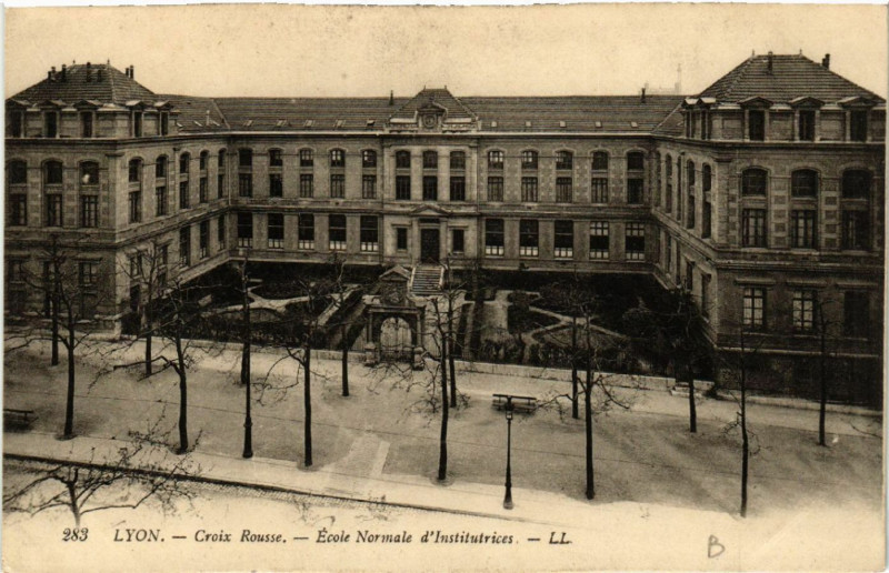 Carte postale ancienne Lyon-Croix Rousse Ecole Normale d'Institutrices à Lyon
