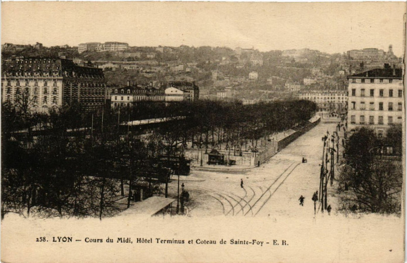 Carte postale ancienne Lyon-Cours du Midi Hotel Terminus et Coteau de Ste-Foy à Lyon