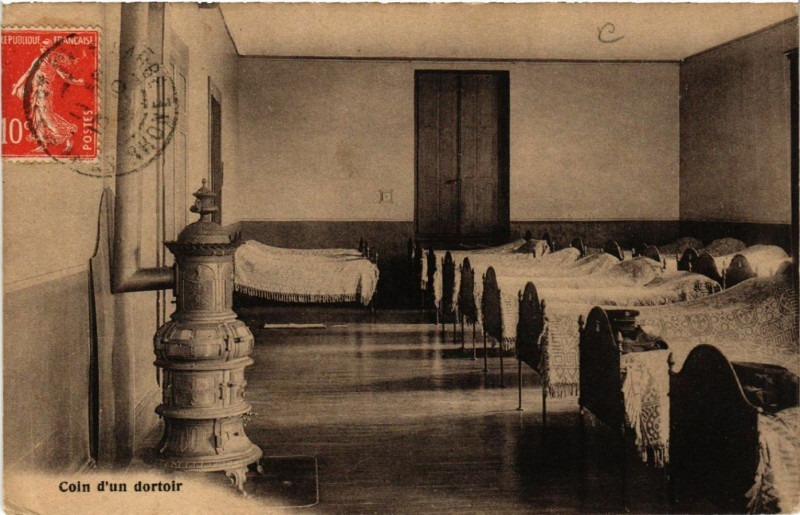 Carte postale ancienne Lyon-Coin d'un dortoir à Lyon