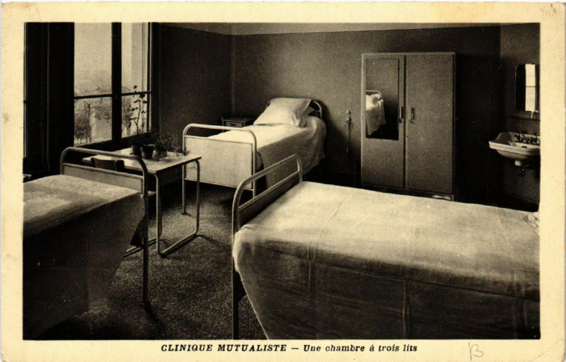 Carte postale ancienne Lyon-Clinique Mutualiste-Une chambre a trois lits à Lyon