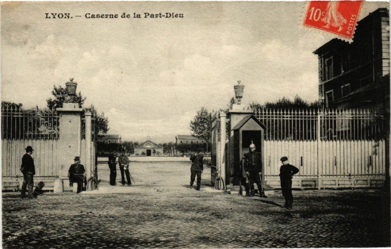 Carte postale ancienne Lyon-Caserne de la Part-Dieu à Lyon