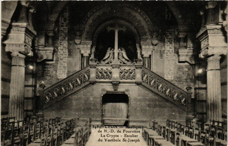 Carte postale ancienne Lyon-Basilique de N.-D. de Fourviere. La Crypte-Escalier à Lyon