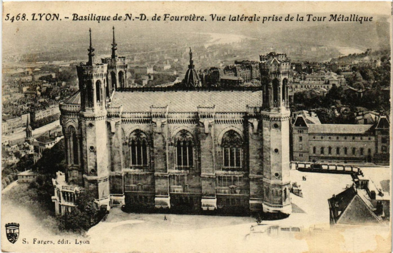 Carte postale ancienne Lyon-Basilique de N.-D. de Fourviere Vue laterale prise de la Tour à Lyon