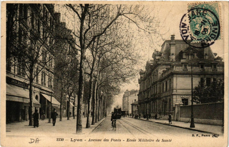 Carte postale ancienne Lyon-Avenue des Ponts-Ecole Militaire de Sante à Lyon