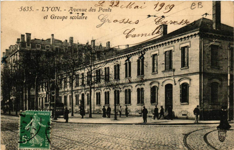 Carte postale ancienne Lyon-Avenue des Ponts et Groupe scolaire à Lyon