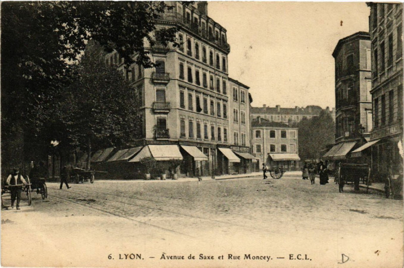 Carte postale ancienne Lyon-Avenue de Saxe et Rue Moncey à Lyon