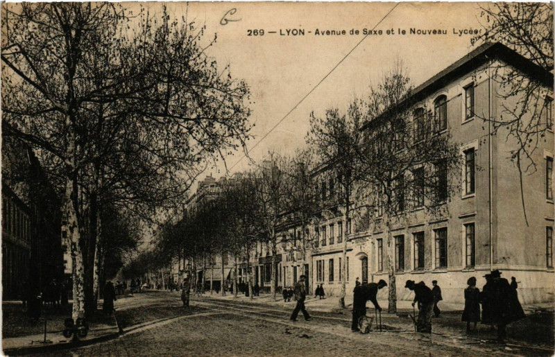 Carte postale ancienne Lyon-Avenue de Saxe et le Nouveau Lycée à Lyon