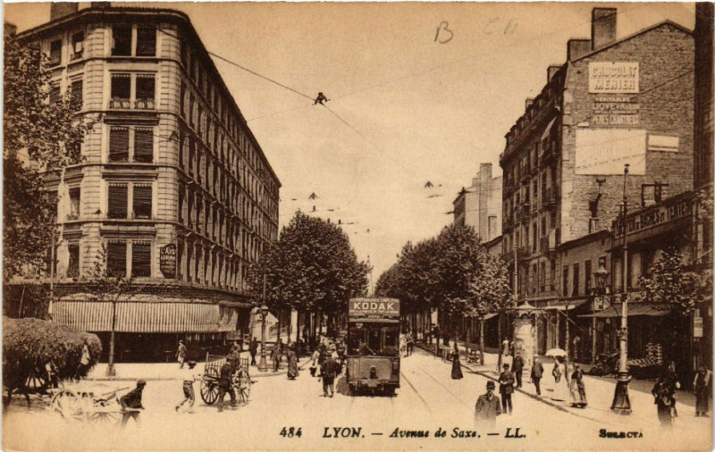 Carte postale ancienne Lyon-Avenue de Saxe à Lyon