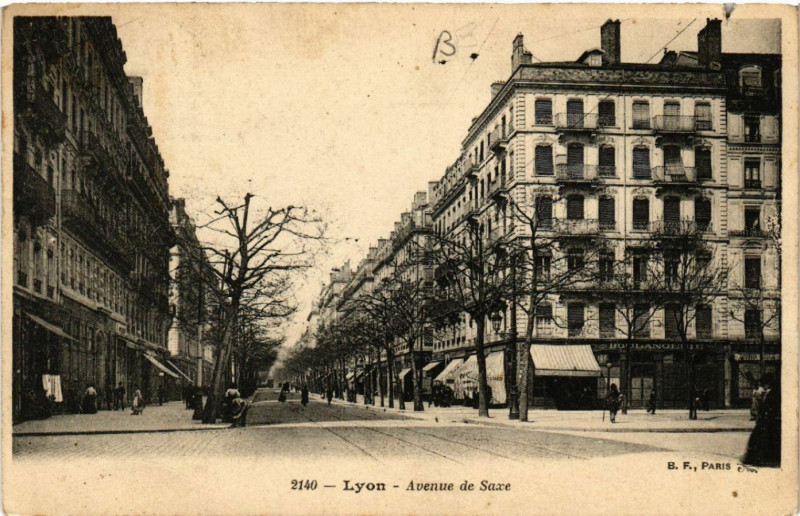 Carte postale ancienne Lyon-Avenue de Saxe à Lyon