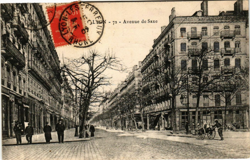 Carte postale ancienne Lyon-Avenue de Saxe à Lyon