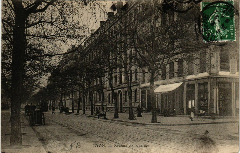 Carte postale ancienne Lyon-Avenue de Noailles à Lyon