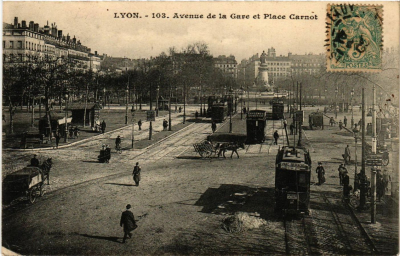 Carte postale ancienne Lyon-Avenue de la Gare et Place Carnot à Lyon