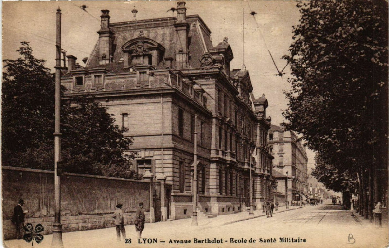 Carte postale ancienne Lyon-Avenue Berthelot Ecole de Sante Militaire à Lyon