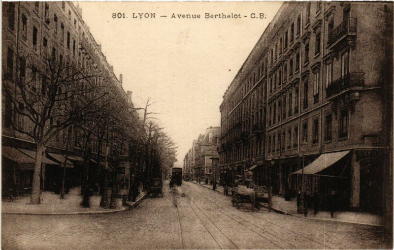 Carte postale ancienne Lyon-Avenue Berthelot à Lyon